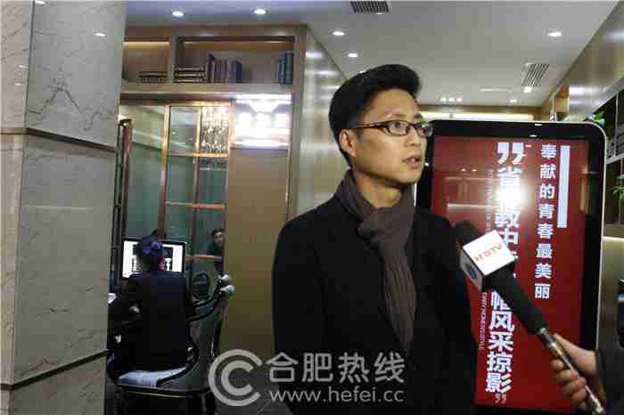 天然婚纱摄影营销中心曹总正在接受记者采访