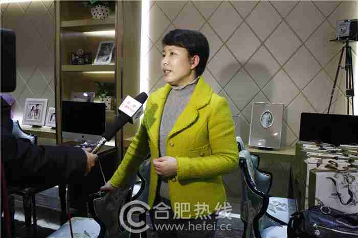 特教中学领导正在接受记者采访