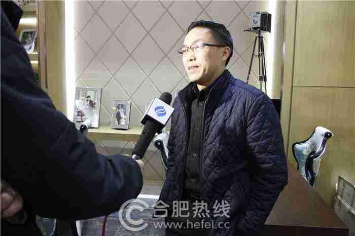 合肥摄影协会会长正在接受记者采访