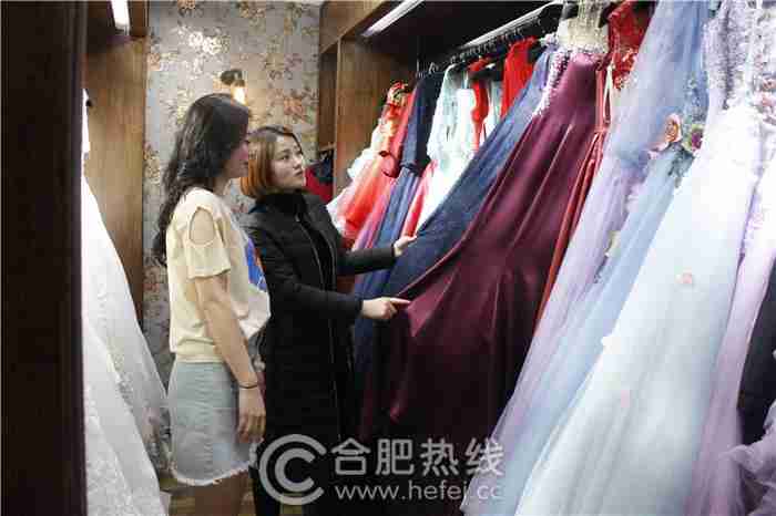 特教女老师们正在选服装