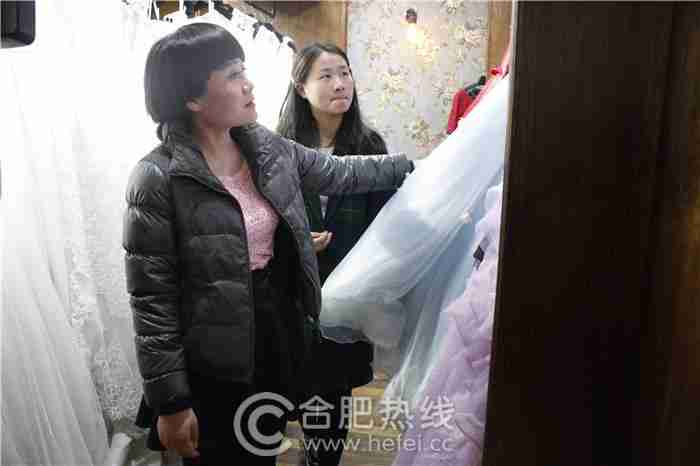 特教女老师们正在选服装