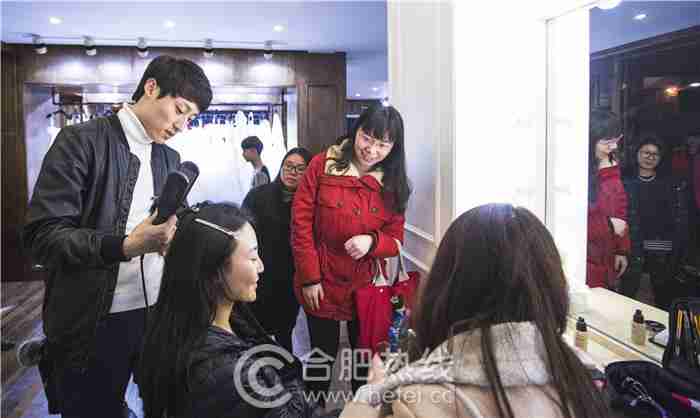 特教女老师们正在化妆造型准备拍摄