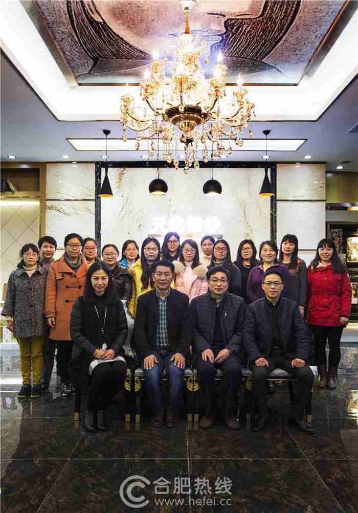 参与此次活动的特教高中老师和领导们和天然领导在天然020体验馆集体合影