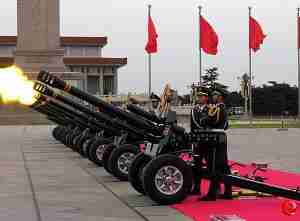 我国礼炮兵操炮方式由跪姿改为立姿